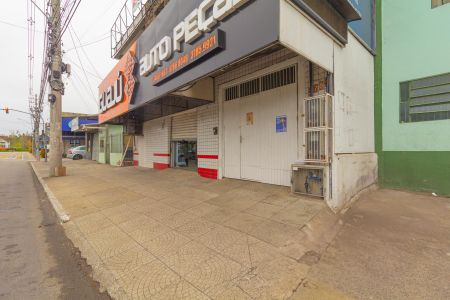 Casa à venda com 460m², 4 quartos e 2 vagas Casa à venda com 460m², 4 quartos e 2 vagasFachada