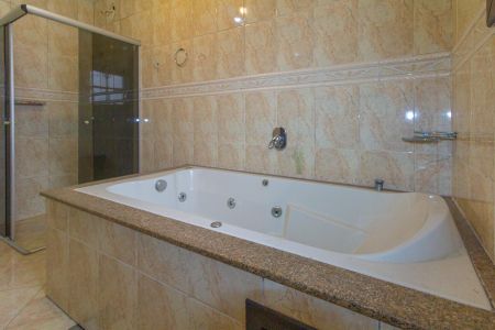 Casa à venda com 460m², 4 quartos e 2 vagas Casa à venda com 460m², 4 quartos e 2 vagasBanheiro da Suíte