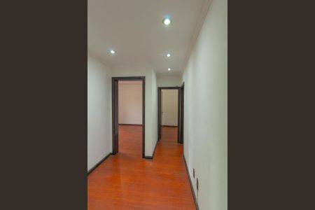 Casa à venda com 460m², 4 quartos e 2 vagas Casa à venda com 460m², 4 quartos e 2 vagasCorredor