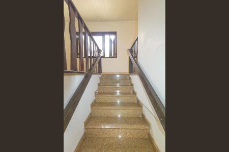 Casa à venda com 460m², 4 quartos e 2 vagas Casa à venda com 460m², 4 quartos e 2 vagasEscada de acesso