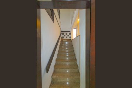 Casa à venda com 460m², 4 quartos e 2 vagas Casa à venda com 460m², 4 quartos e 2 vagasEscada de acesso