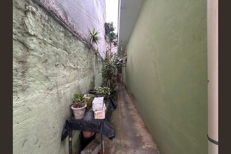 Casa à venda com 180m², 4 quartos e 2 vagas Casa à venda com 180m², 4 quartos e 2 vagasCorredor externo