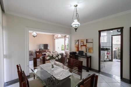 Casa à venda com 222m², 3 quartos e 4 vagasSala