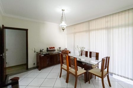 Casa à venda com 222m², 3 quartos e 4 vagasSala