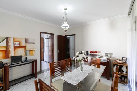 Casa à venda com 222m², 3 quartos e 4 vagasSala