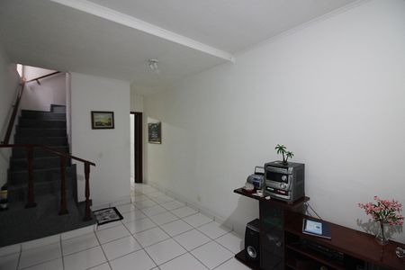 Casa à venda com 83m², 2 quartos e 2 vagasSala