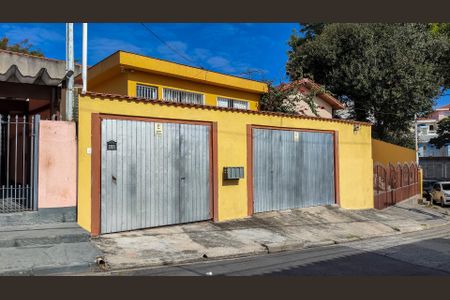 Casa à venda com 134m², 3 quartos e 7 vagas Casa à venda com 134m², 3 quartos e 7 vagasFachada