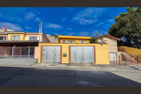 Casa à venda com 134m², 3 quartos e 7 vagas Casa à venda com 134m², 3 quartos e 7 vagasFachada