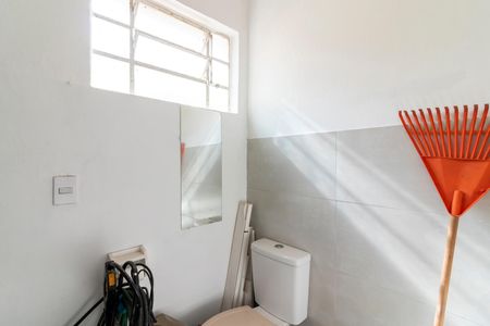 Casa à venda com 134m², 3 quartos e 7 vagas Casa à venda com 134m², 3 quartos e 7 vagasEdícula - Banheiro