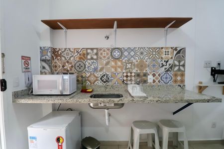 Cozinha de apartamento para alugar com 1 quarto, 20m² em Jardim Virginia, Guarujá