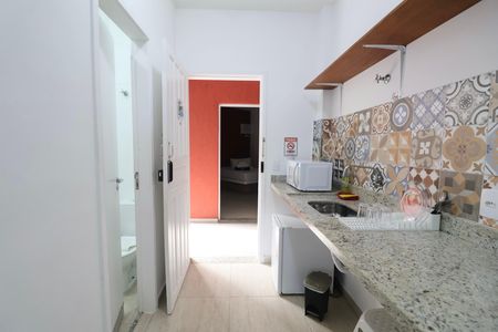 Cozinha de apartamento para alugar com 1 quarto, 20m² em Jardim Virginia, Guarujá