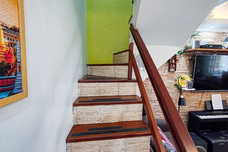 Casa de condomínio à venda com 72m², 2 quartos e 1 vagaEscada