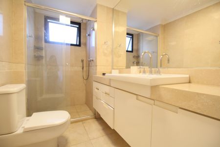 Apartamento à venda com 242m², 4 quartos e 4 vagasBanheiro do Quarto 2