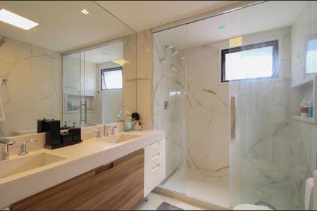 Apartamento à venda com 242m², 4 quartos e 4 vagasBanheiro do Quarto 3