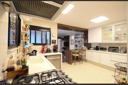 Apartamento à venda com 242m², 4 quartos e 4 vagasCozinha