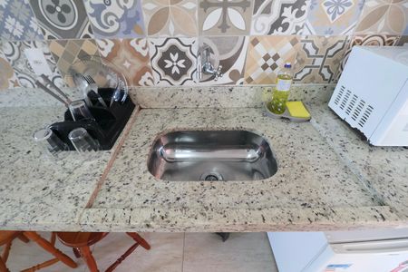 Cozinha de apartamento para alugar com 1 quarto, 25m² em Jardim Virginia, Guarujá