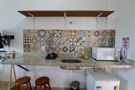 Cozinha de apartamento para alugar com 1 quarto, 25m² em Jardim Virginia, Guarujá