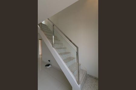 Apartamento à venda com 165m², 3 quartos e 4 vagasEscada