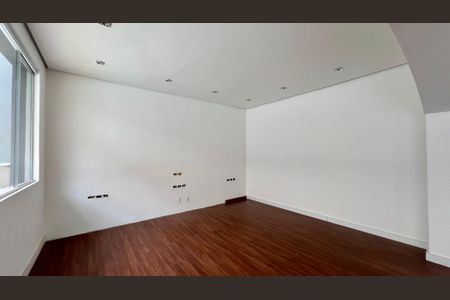 Casa à venda com 425m², 4 quartos e 2 vagasSala de TV