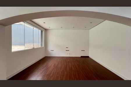 Casa à venda com 425m², 4 quartos e 2 vagasSala de TV