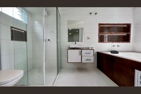 Casa à venda com 425m², 4 quartos e 2 vagasBanheiro da Suíte 2