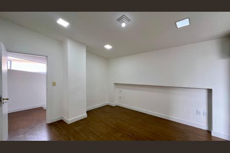 Casa à venda com 425m², 4 quartos e 2 vagasSuíte 2