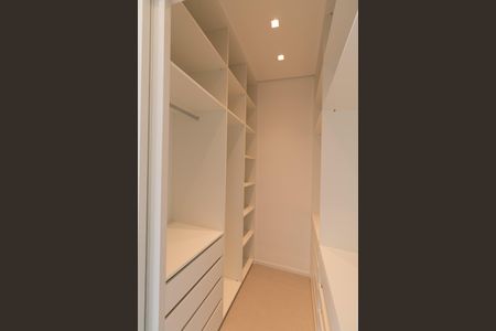 Casa de condomínio à venda com 208m², 3 quartos e 2 vagasCloset da suíte