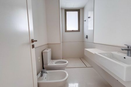 Apartamento à venda com 632m², 4 quartos e 7 vagas Apartamento à venda com 632m², 4 quartos e 7 vagasBanheiro da Suíte 2