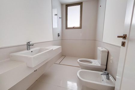 Apartamento à venda com 632m², 4 quartos e 7 vagas Apartamento à venda com 632m², 4 quartos e 7 vagasBanheiro da Suíte 3
