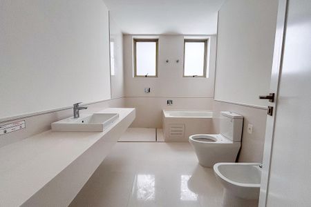 Apartamento à venda com 632m², 4 quartos e 7 vagas Apartamento à venda com 632m², 4 quartos e 7 vagasBanheiro da Suíte master