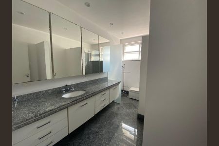 Apartamento à venda com 280m², 4 quartos e 2 vagas Apartamento à venda com 280m², 4 quartos e 2 vagasBanheiro da Suíte