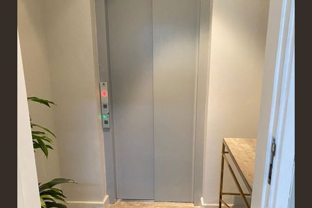 Apartamento à venda com 280m², 4 quartos e 2 vagas Apartamento à venda com 280m², 4 quartos e 2 vagasHall de Entrada