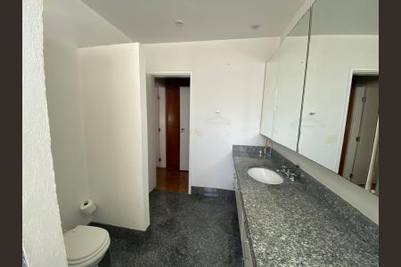 Apartamento à venda com 280m², 4 quartos e 2 vagas Apartamento à venda com 280m², 4 quartos e 2 vagasBanheiro da Suíte
