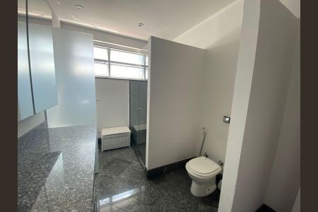 Apartamento à venda com 280m², 4 quartos e 2 vagas Apartamento à venda com 280m², 4 quartos e 2 vagasBanheiro da Suíte