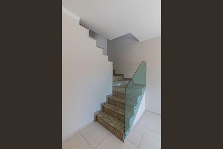 Casa para alugar com 78m², 2 quartos e 2 vagas Casa para alugar com 78m², 2 quartos e 2 vagasEscada