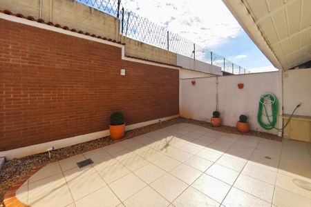 Casa de condomínio à venda com 246m², 3 quartos e 2 vagasQuintal