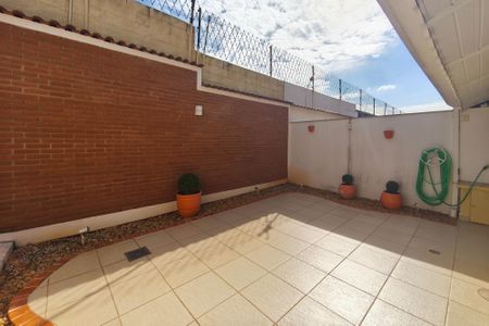 Casa de condomínio à venda com 246m², 3 quartos e 2 vagasQuintal