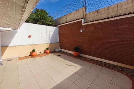 Casa de condomínio à venda com 246m², 3 quartos e 2 vagasQuintal