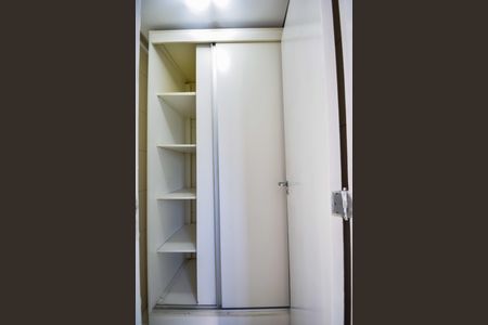 Apartamento à venda com 105m², 4 quartos e 2 vagas Apartamento à venda com 105m², 4 quartos e 2 vagasQuarto de Serviço
