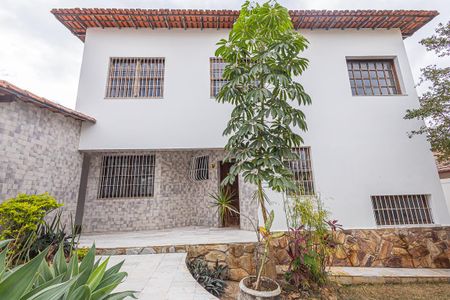 Casa à venda com 300m², 6 quartos e 4 vagas Casa à venda com 300m², 6 quartos e 4 vagasQuintal