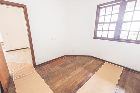 Casa à venda com 300m², 6 quartos e 4 vagas Casa à venda com 300m², 6 quartos e 4 vagasQuarto 1