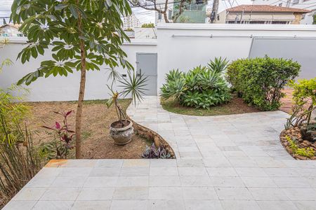 Casa à venda com 300m², 6 quartos e 4 vagas Casa à venda com 300m², 6 quartos e 4 vagasQuintal