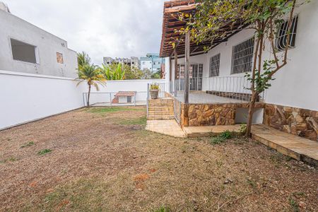 Casa à venda com 300m², 6 quartos e 4 vagas Casa à venda com 300m², 6 quartos e 4 vagasQuintal