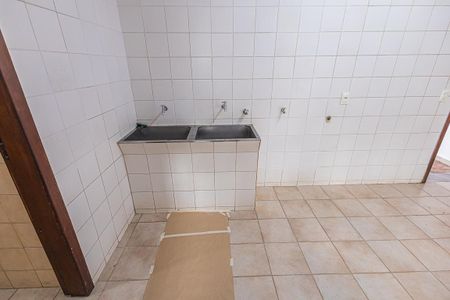 Casa à venda com 300m², 6 quartos e 4 vagas Casa à venda com 300m², 6 quartos e 4 vagasÁrea de Serviço