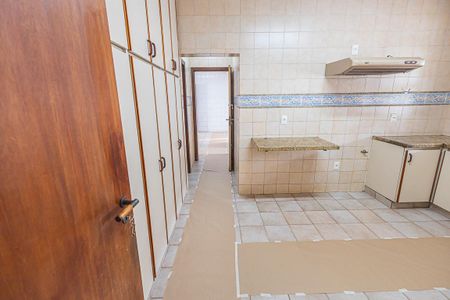 Casa à venda com 300m², 6 quartos e 4 vagas Casa à venda com 300m², 6 quartos e 4 vagasCozinha