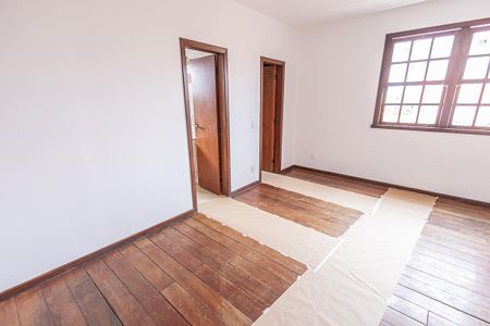 Casa à venda com 300m², 6 quartos e 4 vagas Casa à venda com 300m², 6 quartos e 4 vagasSuíte