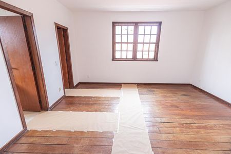 Casa à venda com 300m², 6 quartos e 4 vagas Casa à venda com 300m², 6 quartos e 4 vagasSuíte