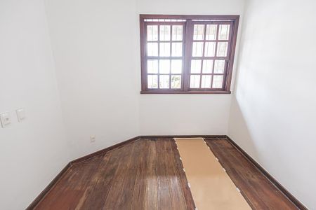 Casa à venda com 300m², 6 quartos e 4 vagas Casa à venda com 300m², 6 quartos e 4 vagasQuarto 1