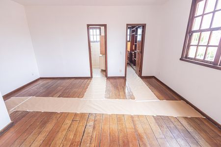 Casa à venda com 300m², 6 quartos e 4 vagas Casa à venda com 300m², 6 quartos e 4 vagasSuíte