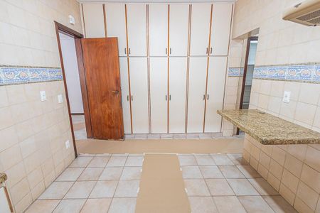 Casa à venda com 300m², 6 quartos e 4 vagas Casa à venda com 300m², 6 quartos e 4 vagasCozinha